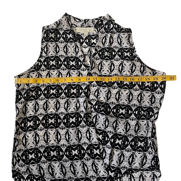 Olive & Oak Sleeveless, V-Neck, Black And White, High Low Blouse Size S - Picture 4 of 8